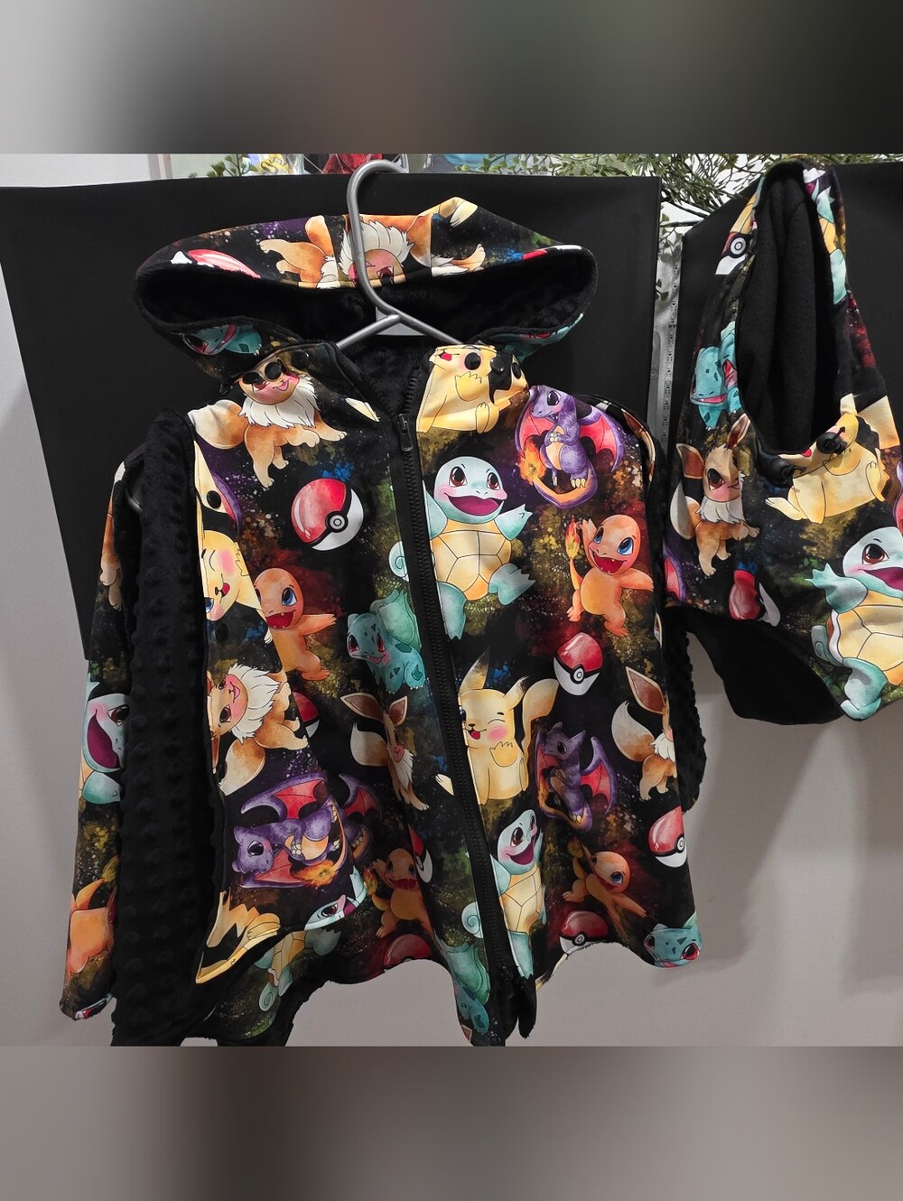 Pokemon Hoodie Jacket - Black Multicolor Poncho Retro Verso Neuf